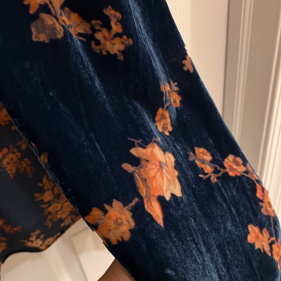 Gorgeous shawl. Burnt out rust floral pattern on a rich, slate blue velour. - Picture 3 of 4